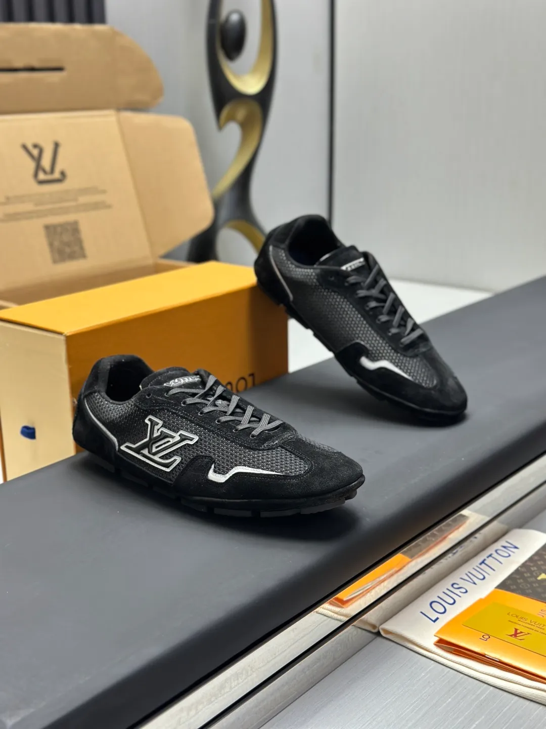 👟👟Ex-factory price 680👟👟 (Top version fully packaged) LV Louis Vuitton L Family Donkey Brand Latest Rally Series Mesh Casual Sports Shoes Doudou Shoes Original purchase, development and production This LV Rally sports shoe is made of suede cow leather and mesh fabric, and a rubber pad outsole is incorporated into the driving shoe configuration, making it a modern choice that is both comfortable and light. The LV letters on the side, the handwritten Louis Vuitton logo on the rear, and the Vuitton logo on the tongue and outsole jointly brand the brand mark. Exquisite packaging at the delivery counter🛍📦 ▪️Fabric: Original customized imported mesh + cowhide ▪️Inner lining: Original customized breathable mesh lining ▪️Outsole: Original molded anti-slip rubber material ▪️Sole thickness: 2CM ▪️Size: Men's 39-45